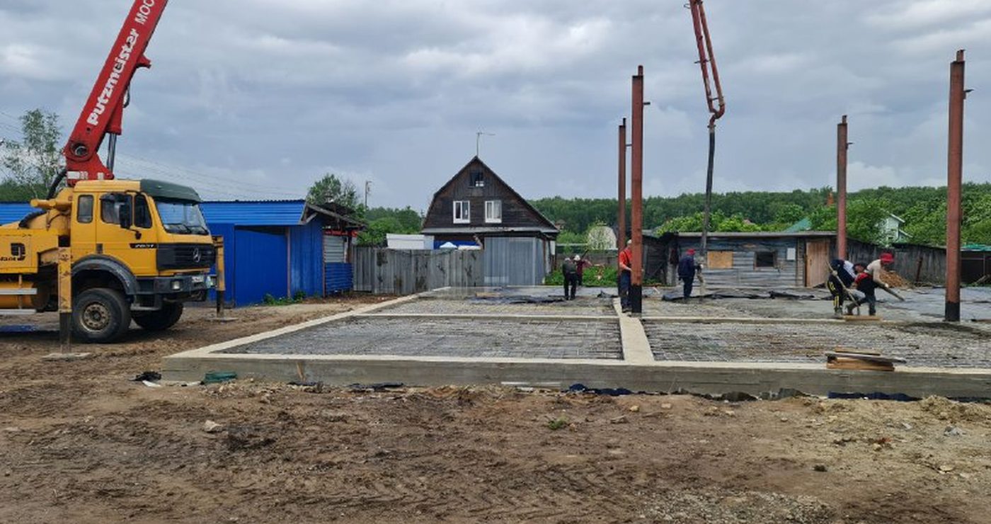Укладка бетона в плиту пола по грунту с бетононасосом