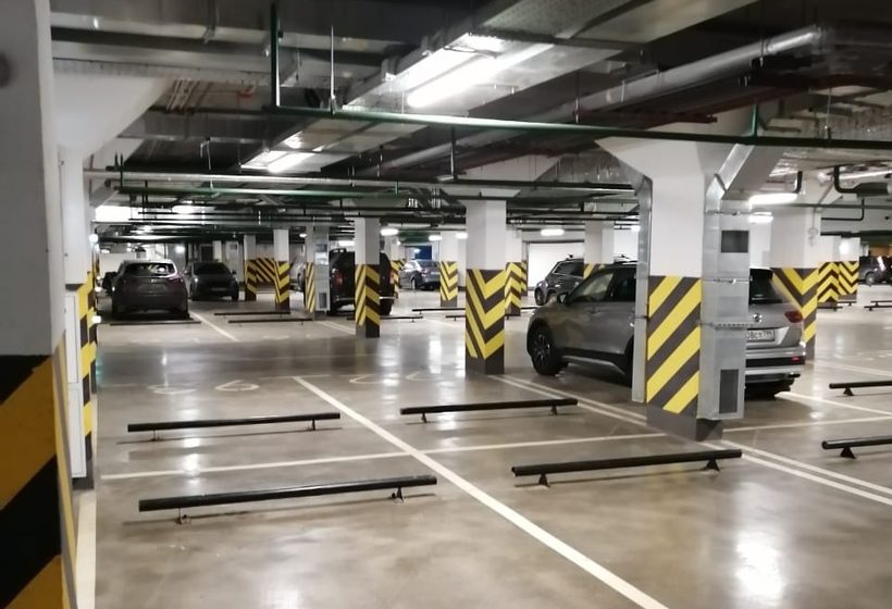 Паркинг с автомобилями и бетонным полом