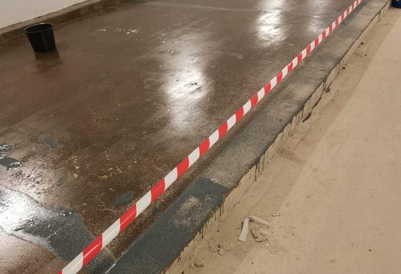 Примыкание бетонной стяжки к стене с деформационной отсечкой